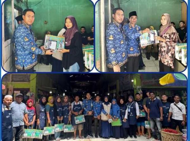 Disprindagsar Rohil serahkan Cenderamata dan Apron kepada Pedagang Responden SP2KP