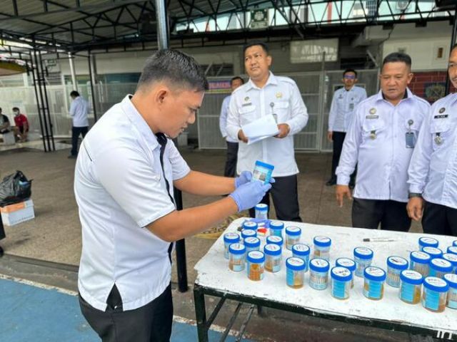 Sebanyak 40 Warga Binaan Lapas kelas IIA Bagansiapiapi Jalani Tes Urine oleh Petugas Kesehatan