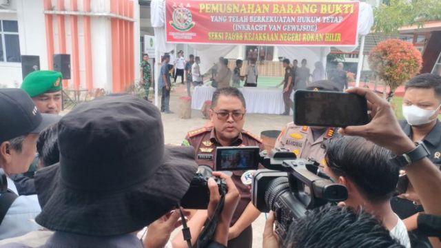 KEJARI ROHIL TEGASKAN TUNTUTAN MAKSIMAL BAGI PELAKU NARKOBA