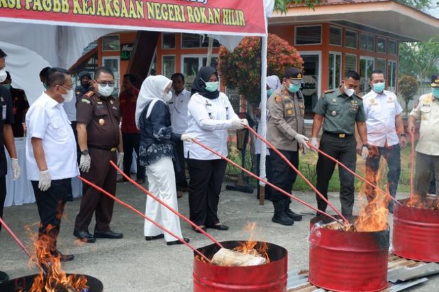 LAPAS BAGANSIAPIAPI IKUTI PEMUSNAHAN BARANG BUKTI PIDANA DI KEJARI ROKAN HILIR