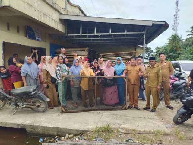 H. Jasmadi atau Yang Akrab di Sapa Ijas Qori, Beri Bantuan Kepada Masyarakat Nelayan Sungai Nyamuk. 