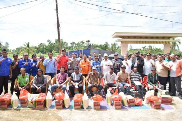 Bupati H. Bistamam Bersama Forkopimda, Serahkan Bantuan 230 Nelayan Terdampak Cuaca Ekstrim