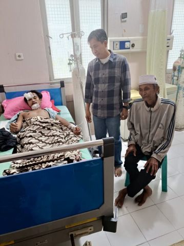 CAMAT SINABOI KUNJUGI KORBAN KECELAKAAN AKIBAT JALAN BERLOBANG DI RSUD PRATOMO BAGANSIAPIAPI