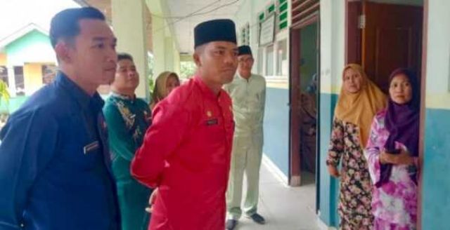 Sekretaris Disdikbud Rohil & Camat Sinaboi Sidak di SDN 002 Raja Bejamu 