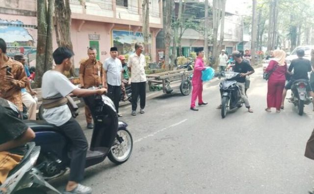 Dinas PUPR Rohil Bersama TP PKK Bagi Takjil Ramadhan Ke-20 1447 H