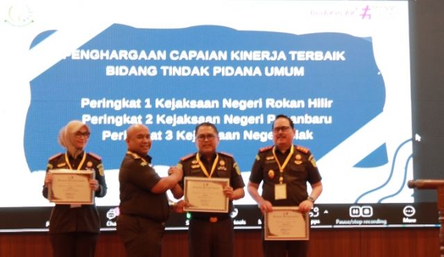 Kejari Rohil Raih 3 Penghargaan Di Rakerda Kejati Riau Tahun 2025.