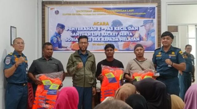 KSOP Kelas IV Bagansiapiapi Serahkan E-Pas Kecil, Life Jacket dan Sosialisasikan SKK kepada Nelayan