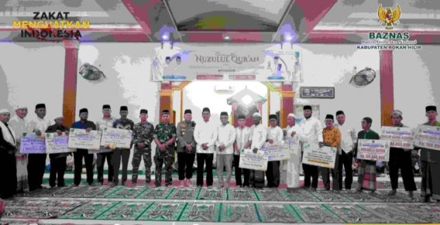 Pemkab Rohil dan Baznas Rohil Salurkan 8 Renovasi Mushalla dan 200 Kain Sarung Pada Malam Nuzul Alquran Di Kecamatan Bangko
